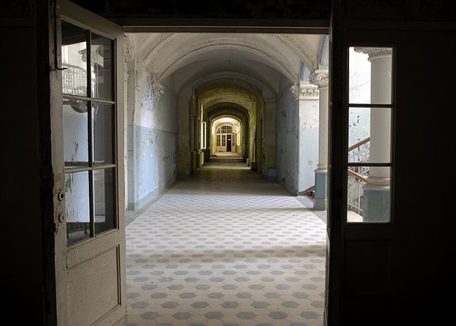 Beelitz-Heilstätten: hallway, 2005 condition – Author: Chad W – CC BY 2.0