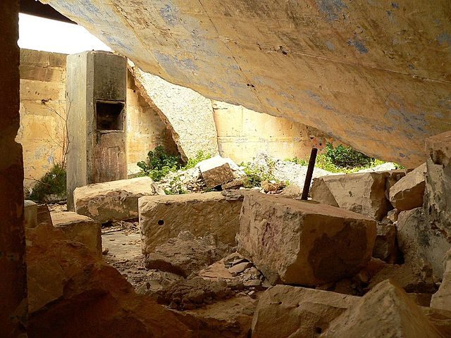 Collapsed roof of the gun control room of the Battery Observation Post. Author Ploync CC BY-SA 3.0