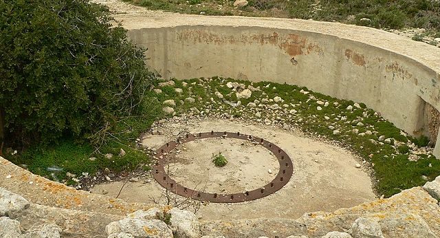 One of the ruined structures. Author Ploync CC BY-SA 3.0