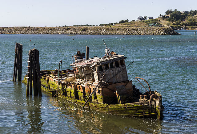 The derelict Mary D. Hume steamer/ Author: Acroterion – CC BY-SA 3.0
