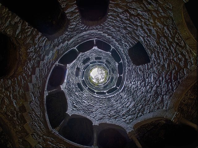 View upwards from the bottom of the Initiation Well. Author: Stijndon – CC BY-SA 3.0