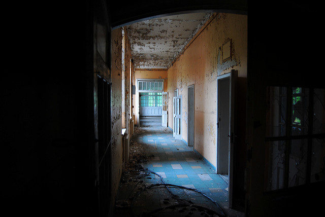 An orange corridor. Author: Rob Walker CC BY 2.0