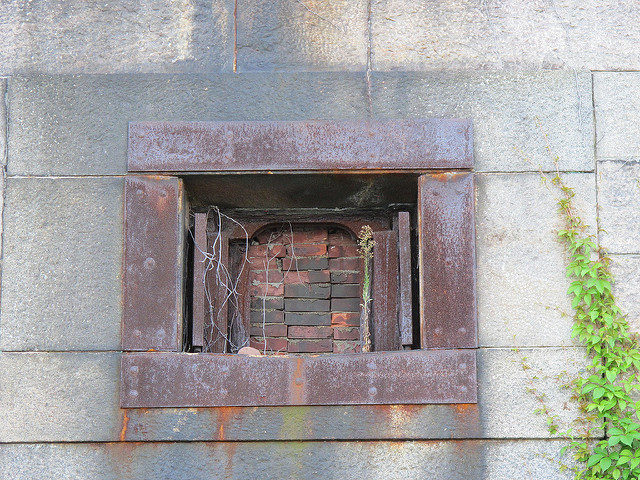 Barricaded gun points. John CC BY 2.0