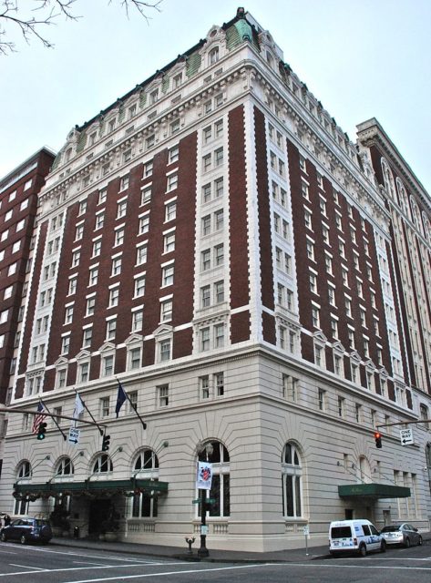 Benson Hotel in 2011. Author: Steve Morgan CC BY-SA 3.0 