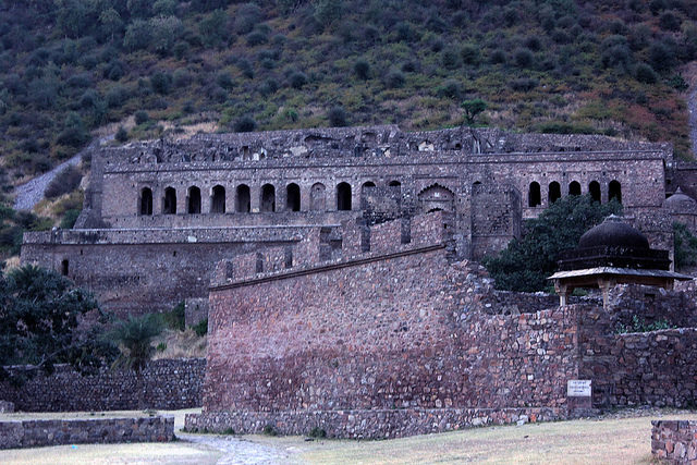 Bhangarh Fort at sundown. Author: A Frequent Traveller CC BY 2.0