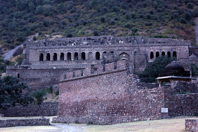 Bhangarh Fort at sundown. Author: A Frequent Traveller CC BY 2.0