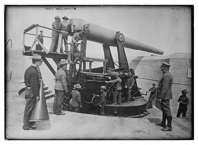 Disappearing gun at Fort Wadsworth in 1917.