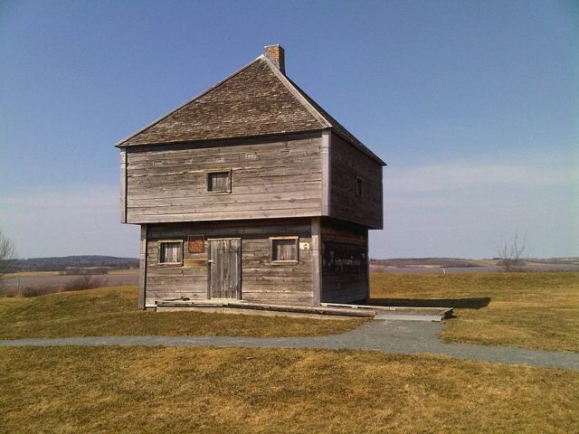 An example of a blockhouse (the oldest remaining military blockhouse in North America). Hantsheroes CC BY 3.0