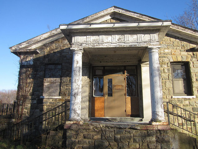 Neoclassic style building. Author: Doug Kerr CC BY-SA 2.0