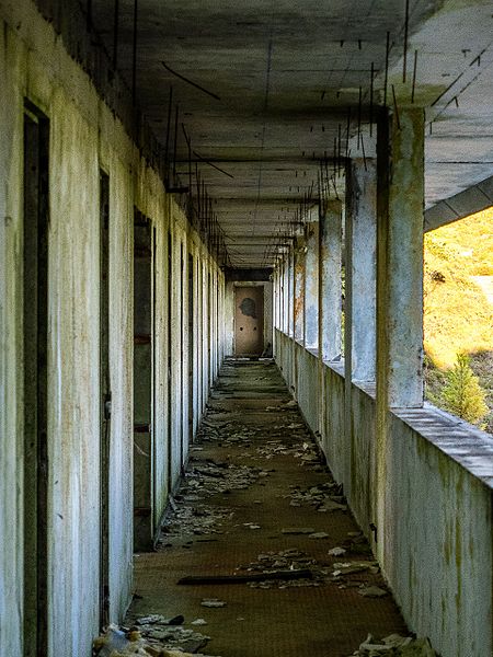 Open hallway. Author: Ajay Suresh CC BY 2.0