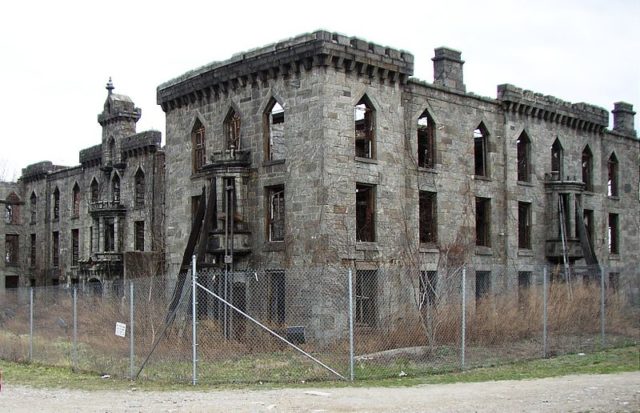 Renwick Smallpox Hospital in 2006. Author: Wusel007 CC BY 3.0