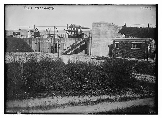 Unidentified battery at Fort Wadsworth circa 1917.