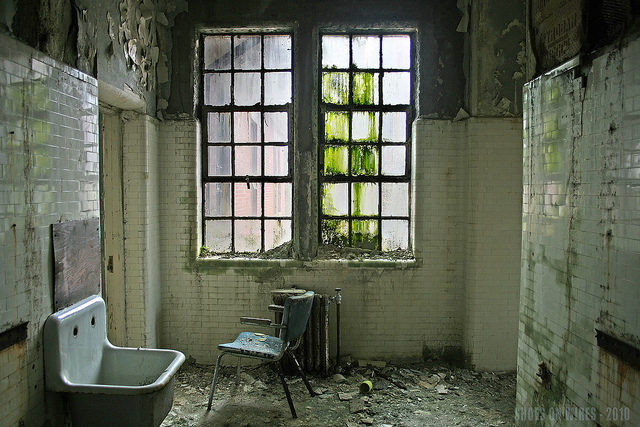 West Lawn bathroom. Author: Justus Hayes CC BY 2.0