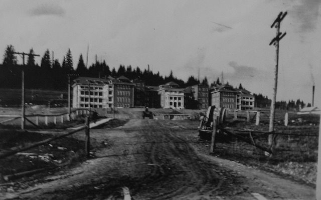 West Lawn historic photo. Author: Niall Williams CC BY-SA 2.0