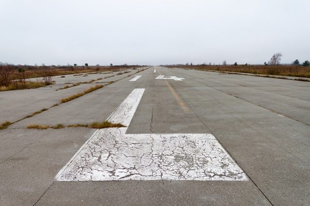 Runway 14L, main runway for landing(45 meters wide) – Autor: Ballota – CC BY-SA 4.0
