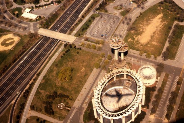 Shadow of a commercial jetliner crosses the pavilion in 1981 – Author: George Garrigues – CC BY-SA 3.0