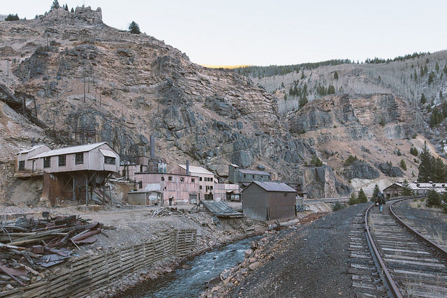 The Eagle River sits between the Eagle Mine and the former D&RGW Tennessee Pass – Author: el-toro – CC by 2.0