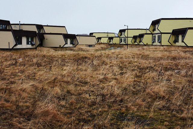 Abandoned civilian homes no Adak – Author: Paxson Woelber – CC by 2.0