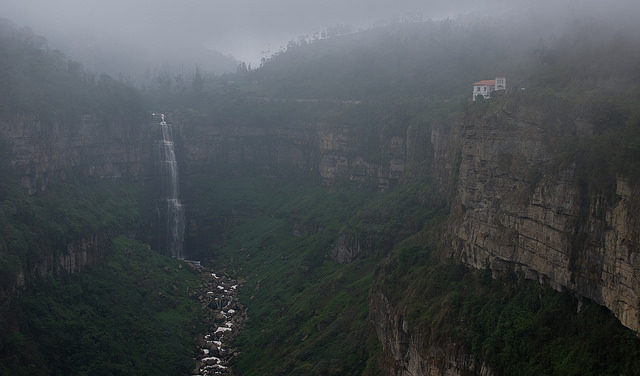 Tequendama Falls, Outside Bogota, Colombia, foggy place / Hotel del Salto (top right) – Author: Donald H. Allison – CC by 2.0