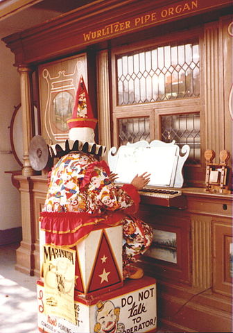Joyland’s Wurlitzer organ with Louie the Clown in front of it (1981)/Author: Ppelleti – CC BY-SA 3.0