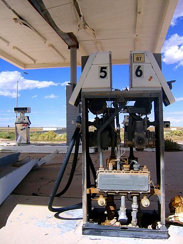 Abandoned gas pumps/ Author: Mingo Hagen – CC BY 2.0