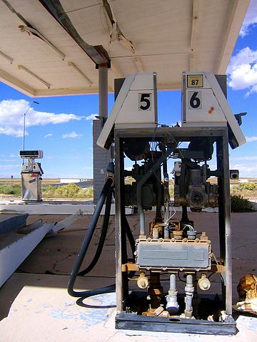 Abandoned gas pumps/ Author: Mingo Hagen – CC BY 2.0