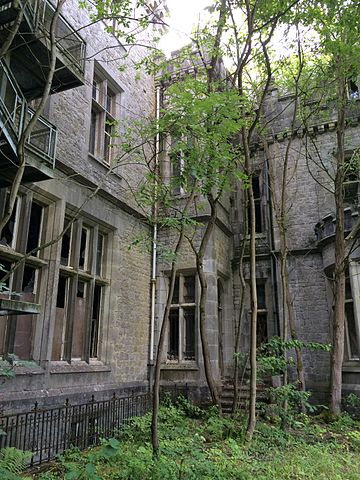 The castle is completely abandoned since 1991 /Author: Lcrolu – CC BY-SA 3.0