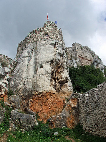 The castle is built upon limestone rock/ Author: I, Joxy – CC BY-SA 3.0