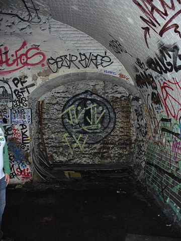 Graffiti in Haxo station/Author: Yann Caradec – CC BY-SA 2.0