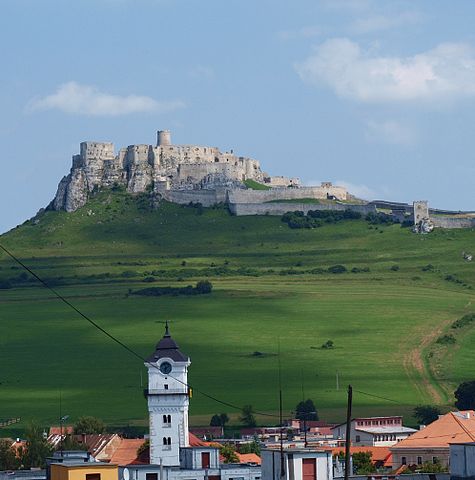 View to the castle from the near village/ Author: Honza Groh (Jagro) – CC BY-SA 3.0