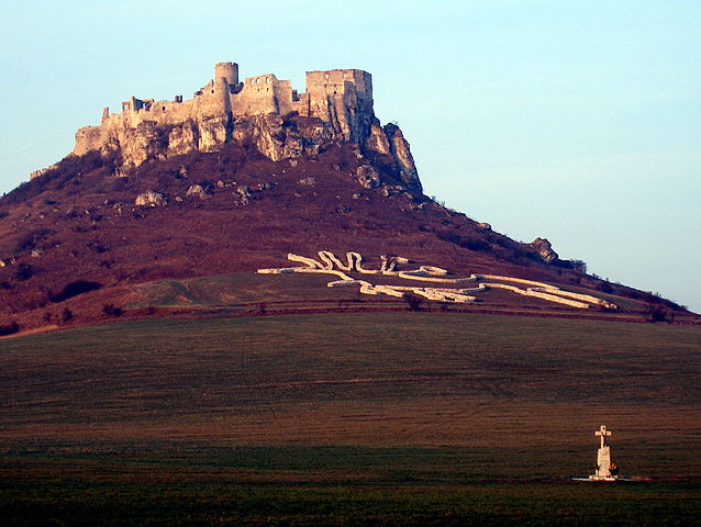 The castle stands proudly above the surrounding land/ Author: Jozef Kotulič – CC BY 3.0