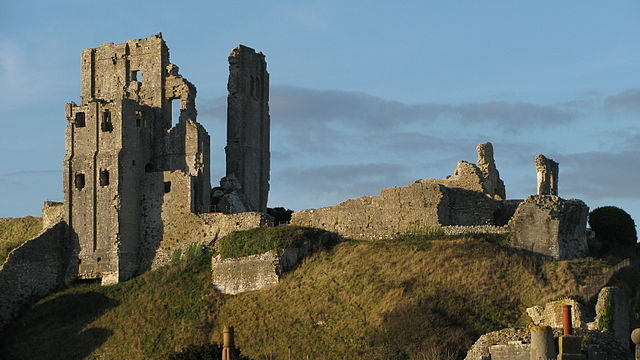 Corfe’s keep (left) dates from the early 12th century/ Author: Chin tin tin – CC BY 3.0