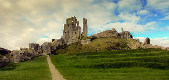 Ruins of Corfe Castle from the outer bailey/ Author: Tallguyuk – CC BY-SA 3.0