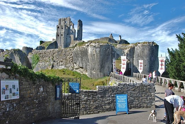 Corfe Castle’s outer gatehouse/ Author: Eugene Birchall – CC BY-SA 2.0