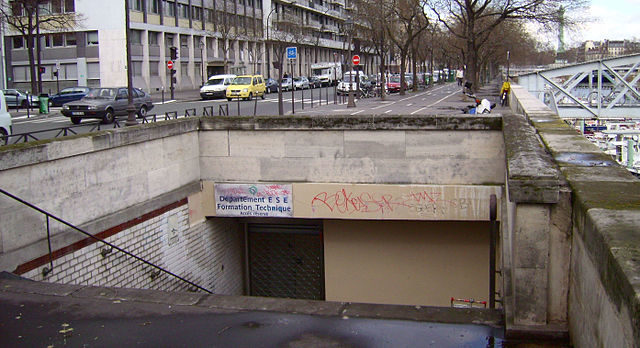 Entrance of the Arsenal station/Author: ZeMeilleur – CC BY-SA 2.5