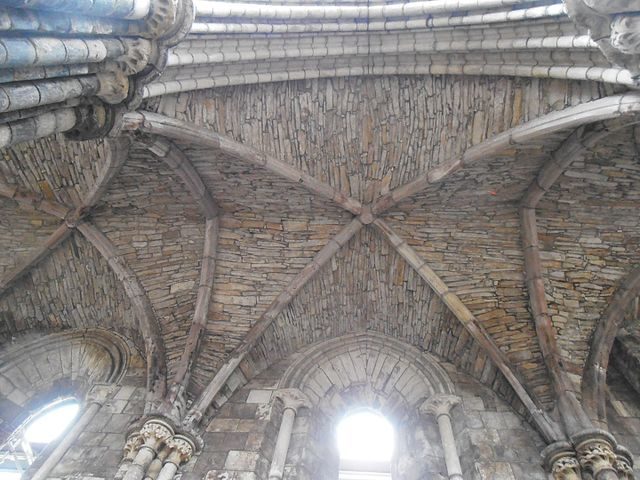 The aisle vault of the 4th bay, showing the rough quality of the construction/ Author: DimitrisTh – CC BY-SA 4.0