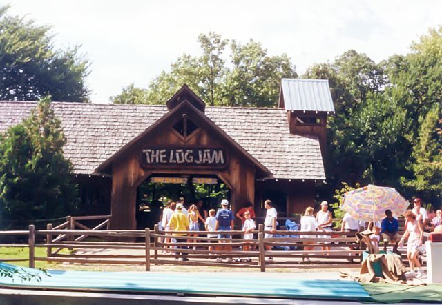 Entrance of Log Jam log flume ride/Author: Patrick Pelletier – CC BY-SA 4.0