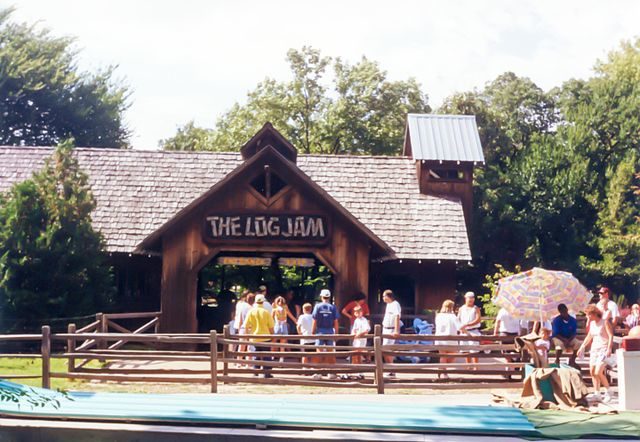 Entrance of Log Jam log flume ride/Author: Patrick Pelletier – CC BY-SA 4.0