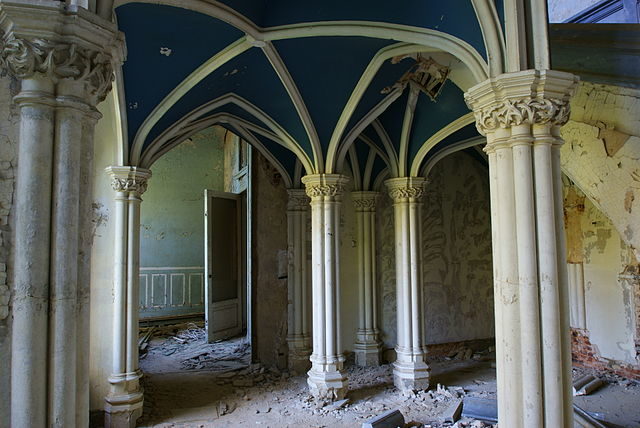 Ruined interior/ Author: Skin – ubx – CC BY 2.0