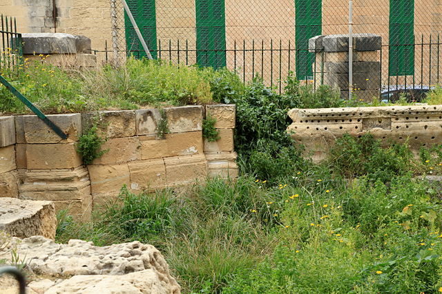 Overgrown remains of the Nibbia Chapel/ Author: Frank Vincentz – CC BY-SA 3.0
