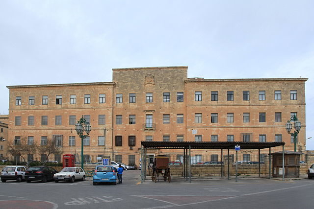 Evans Building, whose grounds contain the chapel’s remains/ Author: Frank Vincentz – CC BY-SA 3.0