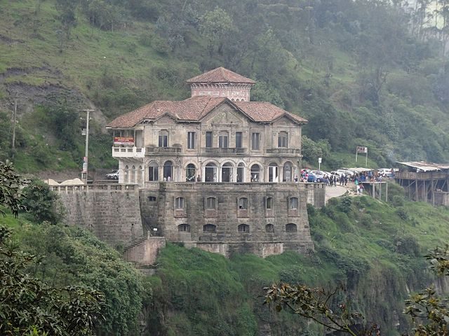 Tequendama Falls Hotel before renovations – Author: Petruss – CC BY-SA 3.0