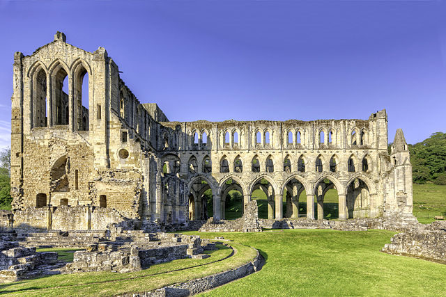 Rievaulx Abbey with Chapter House ruins in front. Author: WyrdLight.com – CC BY-SA 3.0