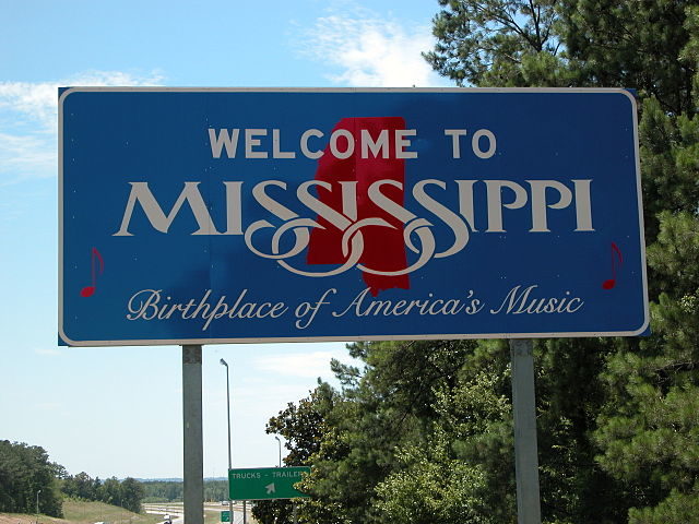 The Mississippi state sign located on Interstate 20/ Author: WebTV3 – CC BY-SA 3.0