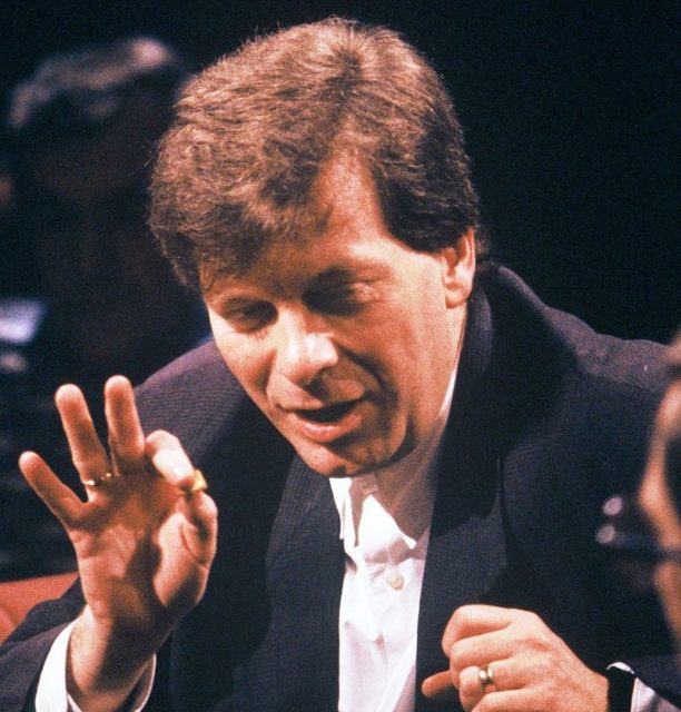 Tony Wilson hosting the television program After Dark, on 9th April 1988. Author: Leoboudv. CC BY-SA 3.0