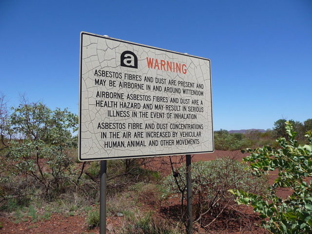 Warning sign about asbestos in and around Wittenoom. Author: Five Years. CC BY-SA 3.0
