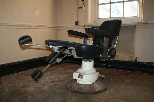 A chair in the dental clinic. Author: Tuna-baron CC BY-SA 3.0