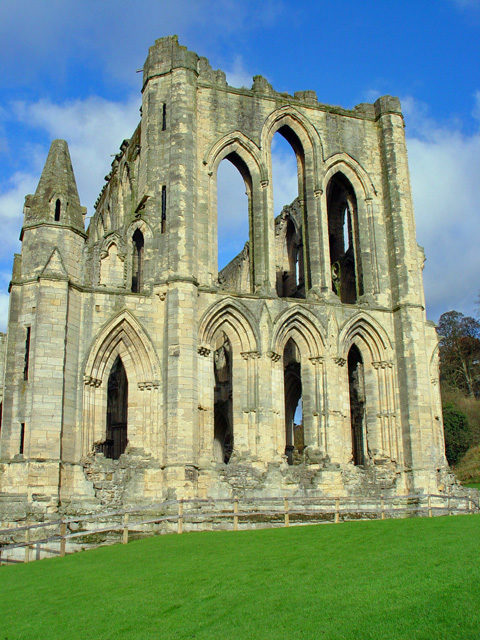 A wall in Rievaulx Abbey. Author: Peter Church – CC BY-SA 2.o