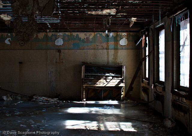 An abandoned desk. Author: David Scaglione CC BY 2.0