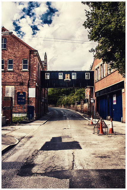 Brewery’s Bridge across Hardy Street between two sections of the site. Author: MrkJohn. CC BY 2.0